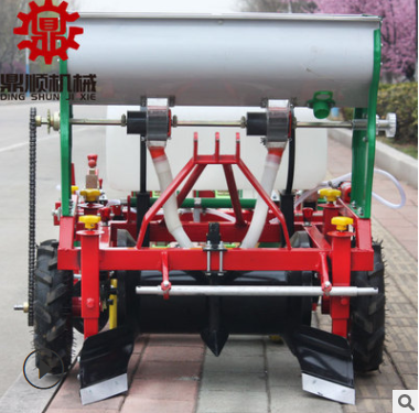 四輪車帶免人工破膜施肥噴藥起壟花生精播機(jī)膜上點播覆膜播種機(jī)