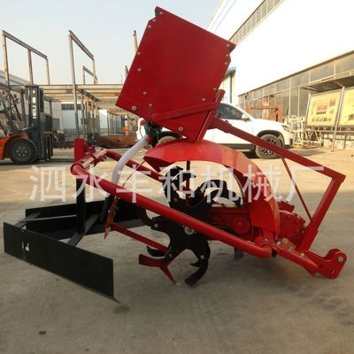 四輪拖拉機(jī)后置培土開溝機(jī)圖片 側(cè)置式懸掛式施肥挖溝機(jī)廠家