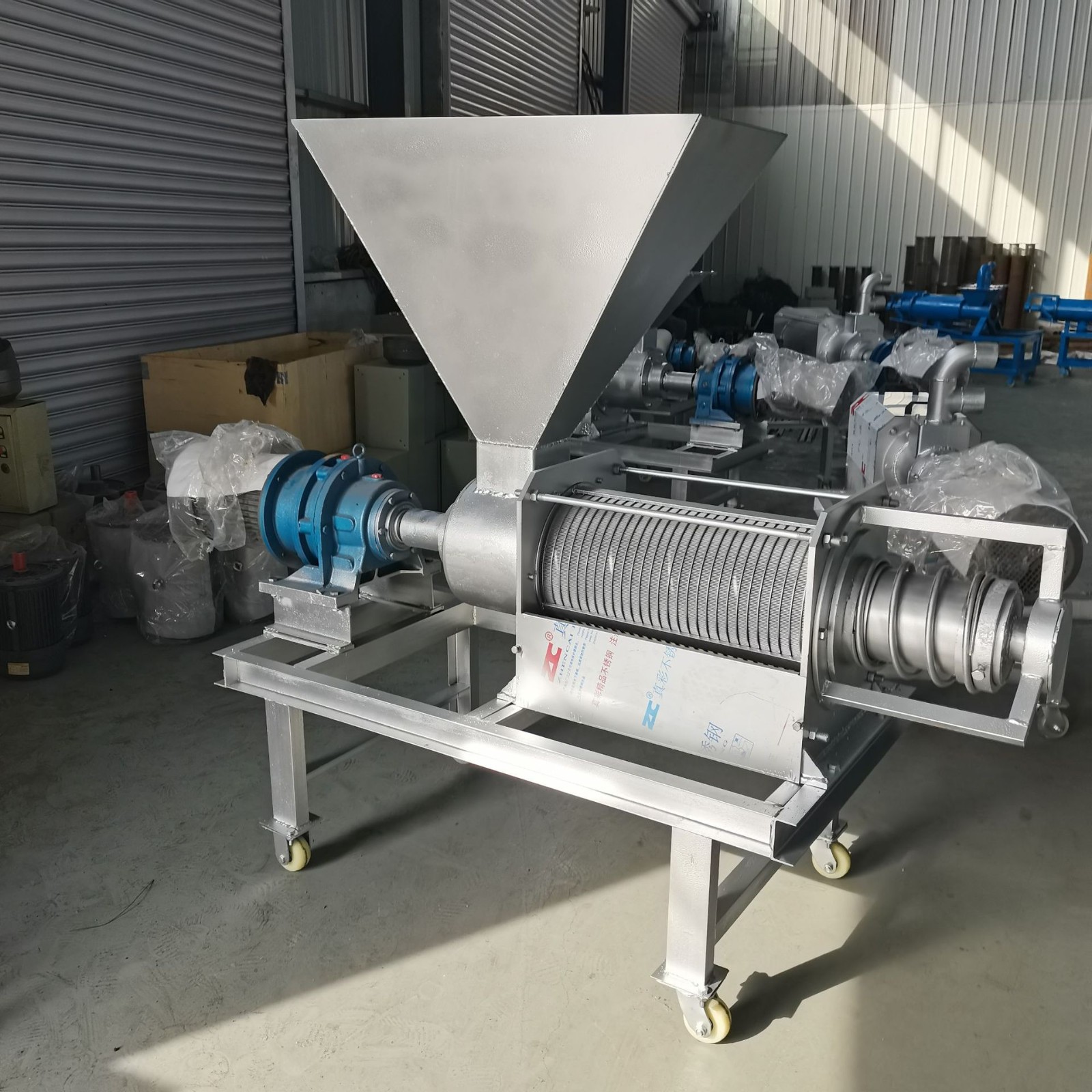 全新家禽牲畜糞污干濕分離機(jī) 豬場(chǎng)牛場(chǎng)養(yǎng)殖糞污固液分離機(jī)