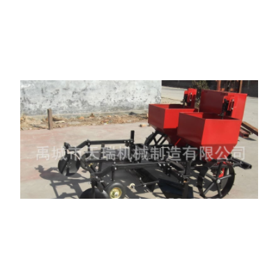 大量供應(yīng)優(yōu)質(zhì)高效土豆施肥種植機 同步實現(xiàn)施肥覆膜打藥 出口產(chǎn)品