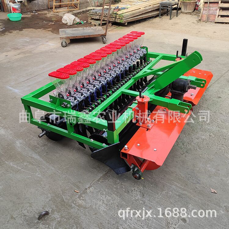 四輪帶牧草播種機(jī)