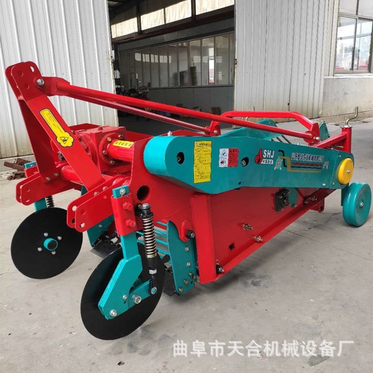 拖拉機(jī)帶花生收獲機(jī)土豆多型號收獲機(jī)價(jià)格收凈率高適用各種土質(zhì)