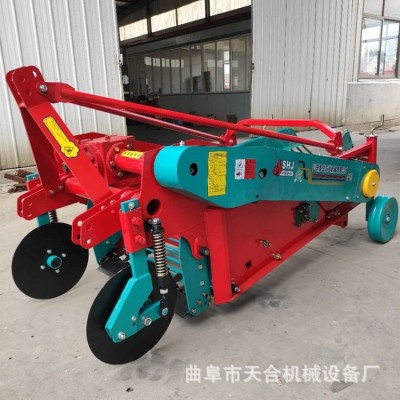 拖拉機帶花生收獲機土豆多型號收獲機價格收凈率高適用各種土質(zhì)