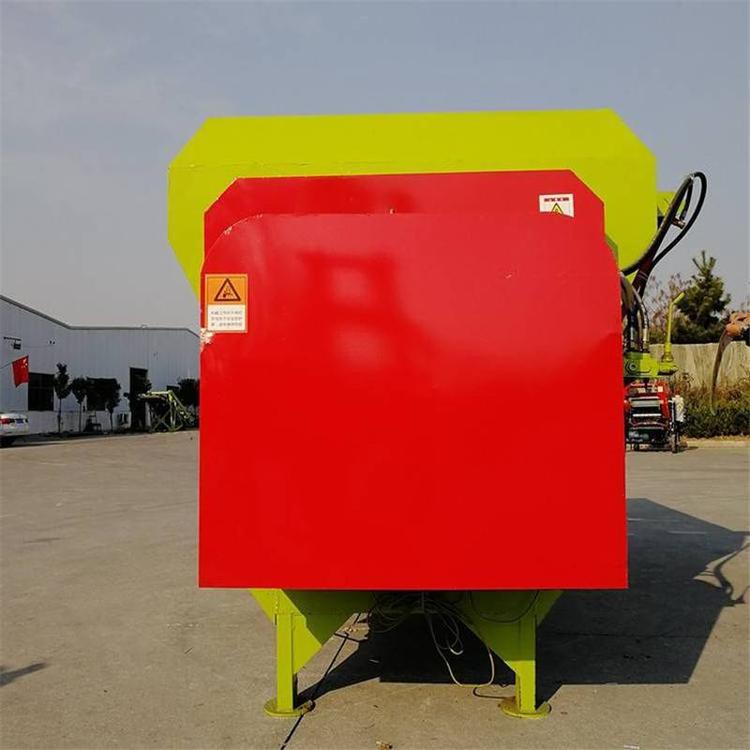 臥式飼料攪拌機(jī) 小型牛場(chǎng)飼料拌料機(jī) 電話議價(jià)