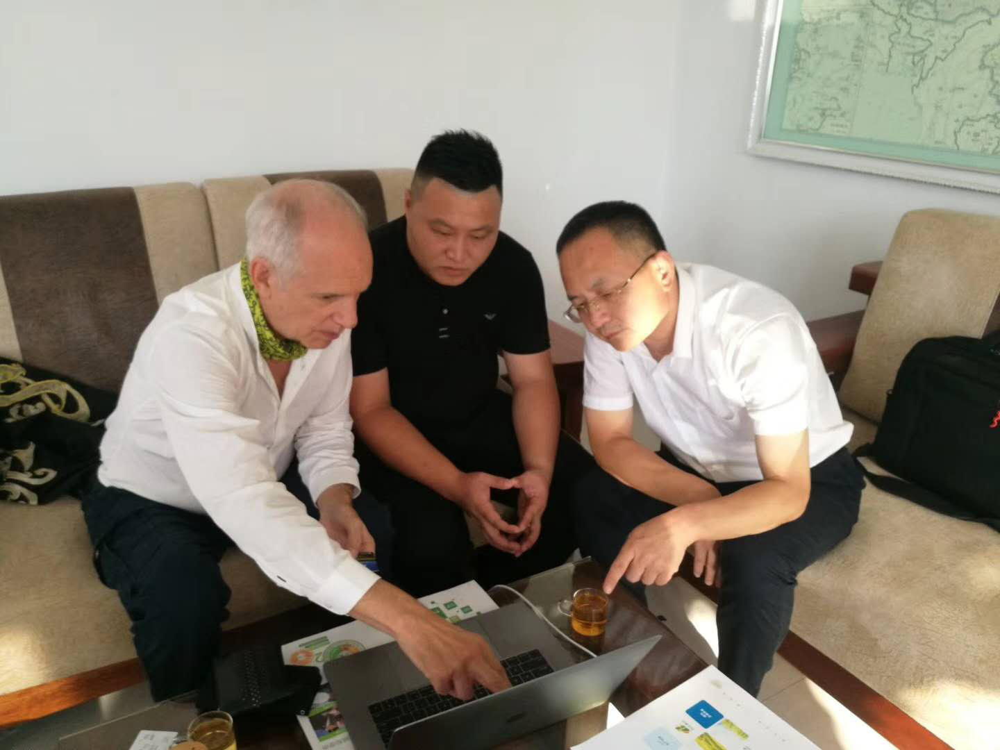 聯合國成員M2E公司總裁大衛(wèi)與我公司負責人洽談非洲項目.pn