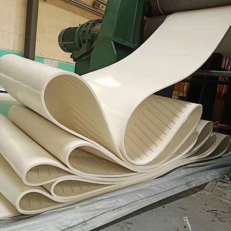 白色橡膠輸送帶 食品帶 柔韌性號(hào) 耐磨耐熱 方沫輸送