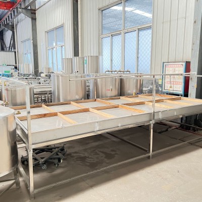 6盒8盒豆油皮機(jī)廠家 不銹鋼商用腐竹豆油皮機(jī) 兩聯(lián)磨漿機(jī)組裝