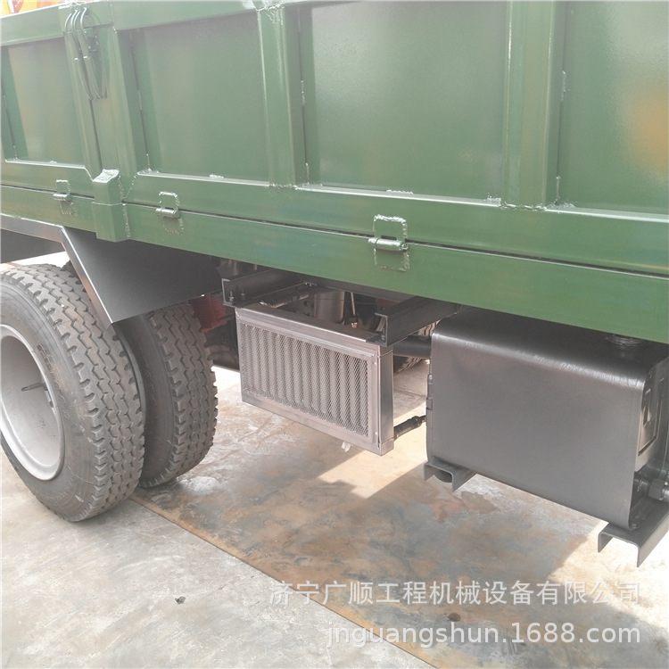 825大輪胎四驅(qū)隨車挖