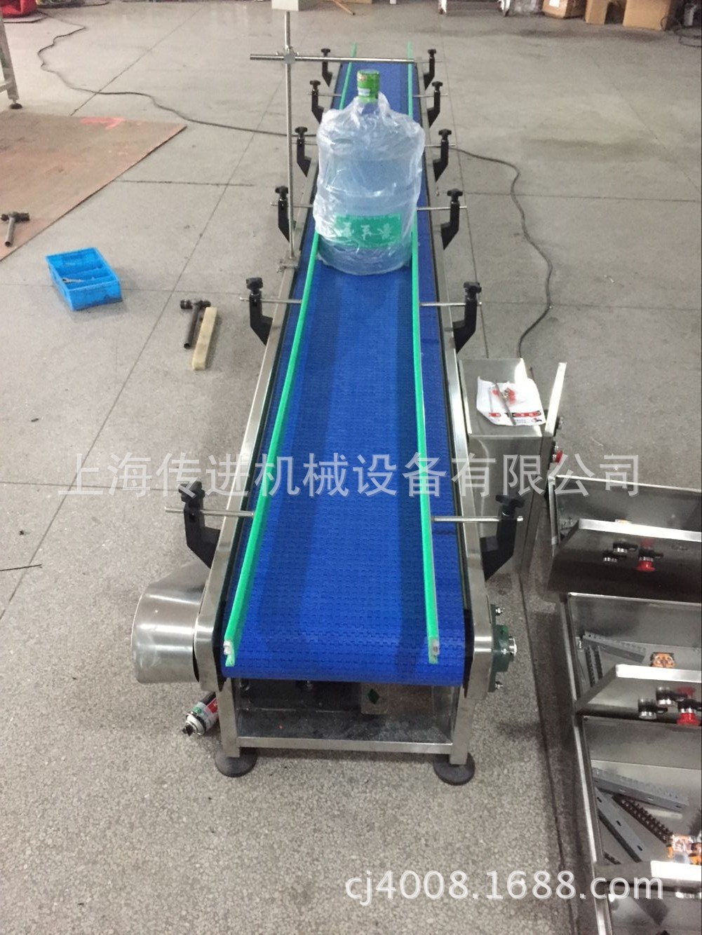 桶裝水鏈板輸送機 5加侖大桶水傳送帶 塑料網(wǎng)帶輸送機 飲料輸送機