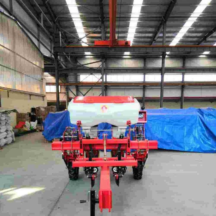 免耕播種機(jī)使用機(jī)械代替原來的人工播種施肥耕地一步完成