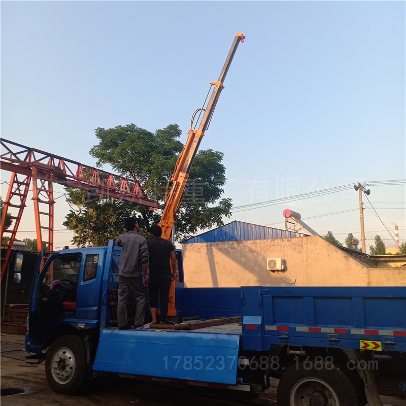 輕卡車安裝小型隨車吊機(jī) 貨車加裝小型折臂吊 吊臂可以折疊的吊機(jī)