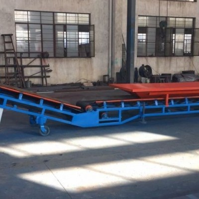 正鑫 大傾角爬坡皮帶輸送機(jī) 廠家定制 可移動糧食建材輸送設(shè)備