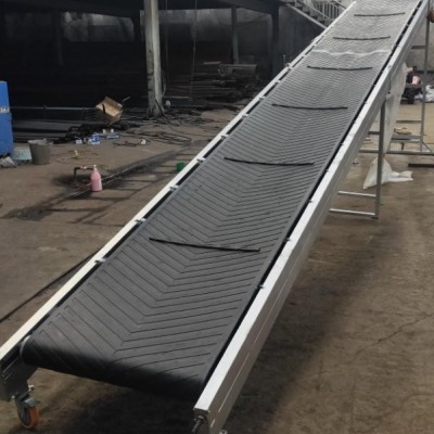 明鵬輸送機械設(shè)備 波紋擋邊皮帶機糧食輸送 可移動煤礦皮帶運輸機