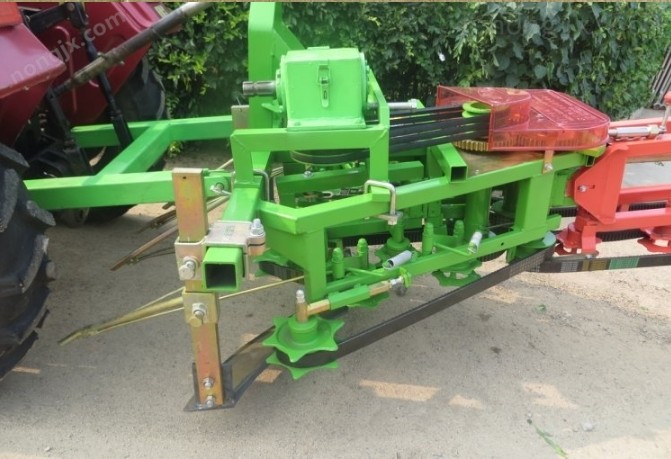 建國(guó)牌2H-1花生收獲機(jī)