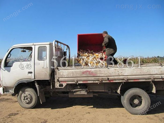 拖拉機(jī)收玉米機(jī)器